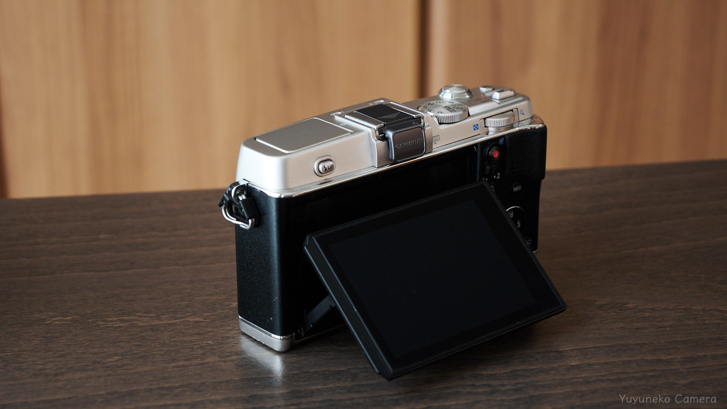 OLYMPUS E-P5|可動式のチルトモニター