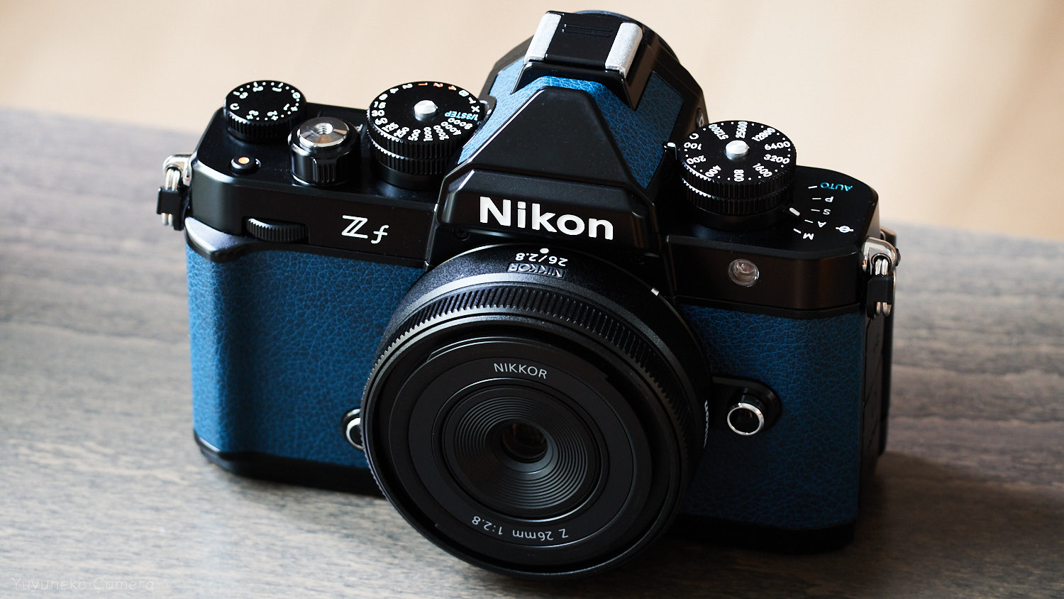 Nikon Zf + NIKKOR Z 26mm f/2.8|斜めから