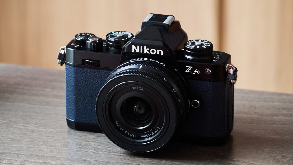 Nikon Zfc + NIKKOR Z DX 16-50mm|斜め