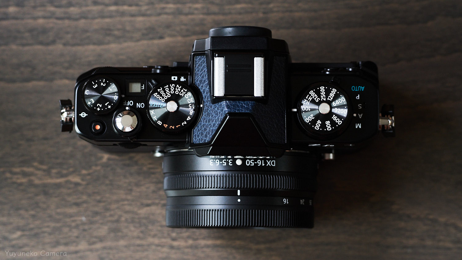 Nikon Zfc + NIKKOR Z DX 16-50mm|上面