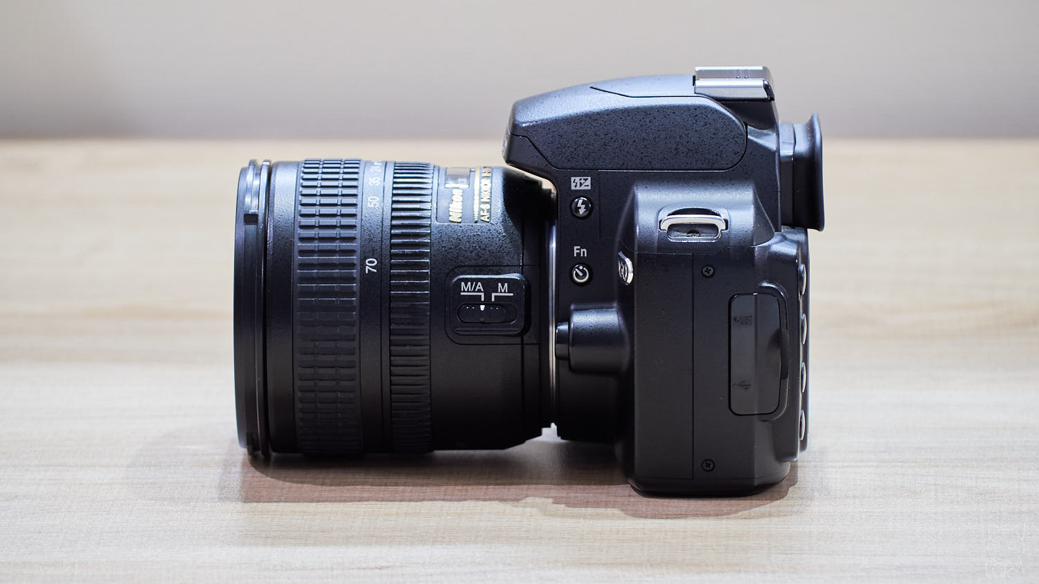 Nikon D60｜側面（左）