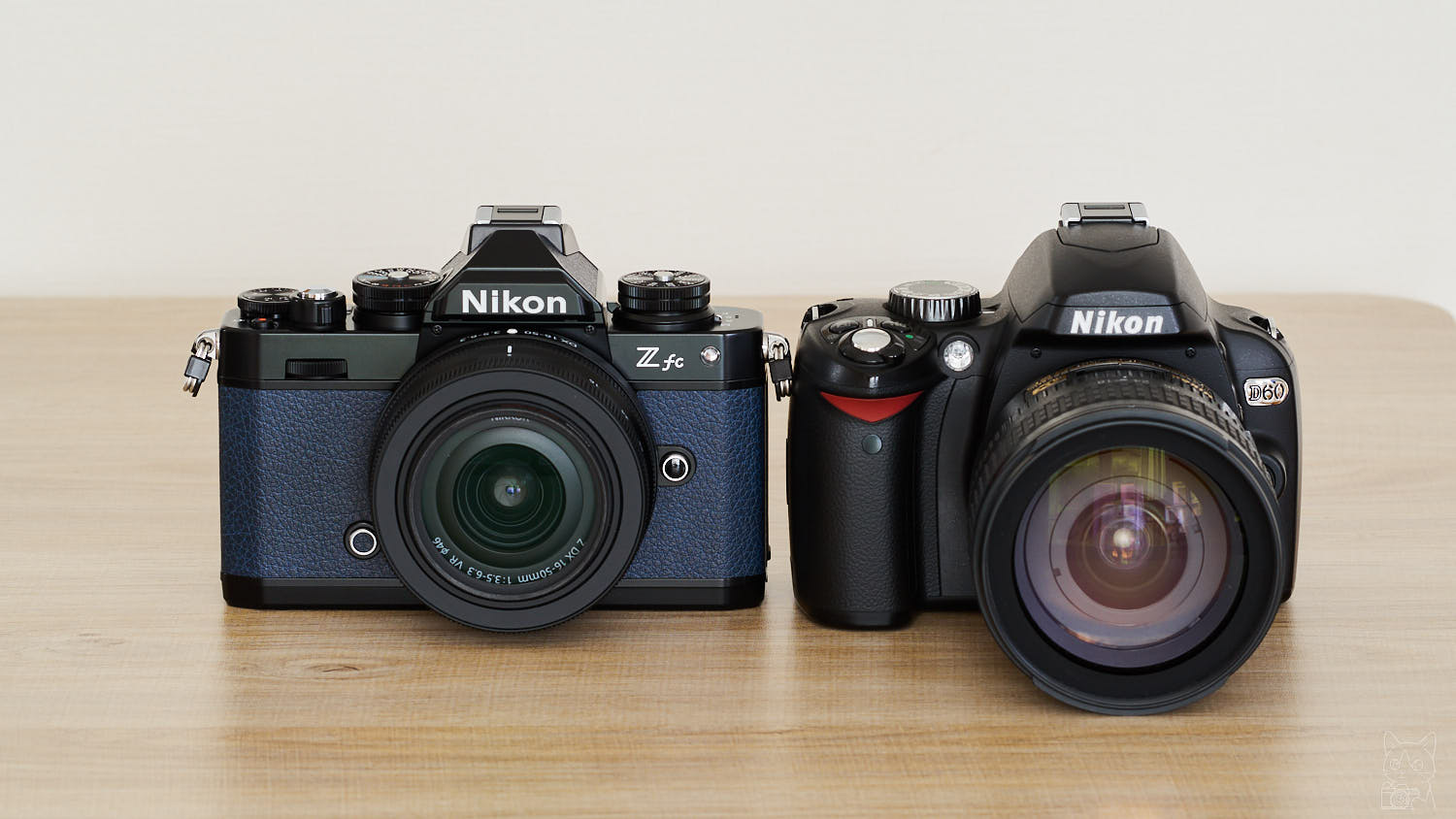 左：Nikon Zfc　｜　右：Nikon D60