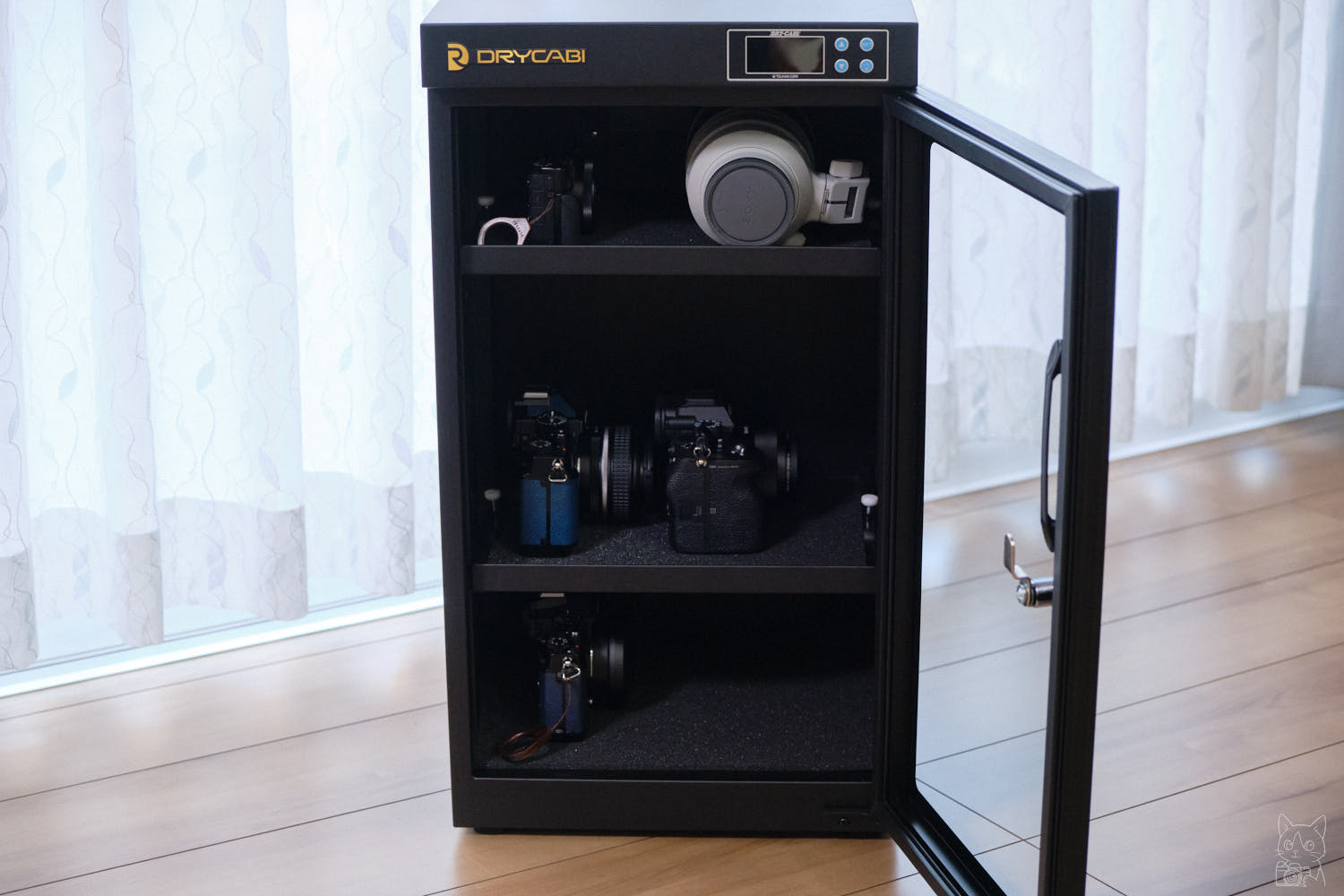 トーリ・ハン 防湿庫 PD-55｜カメラを格納した状態