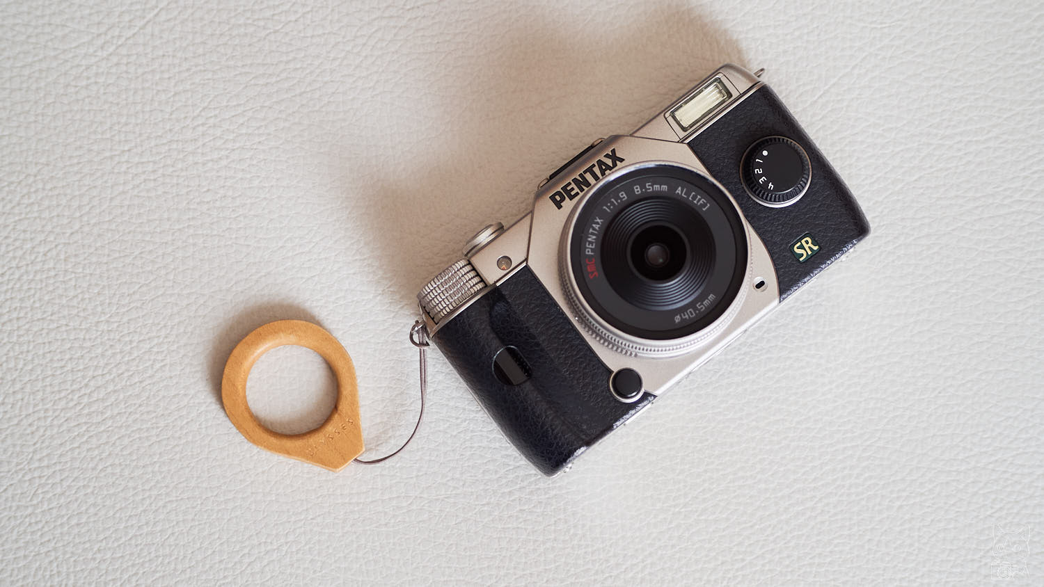 リングストラップminimo + 小型ミラーレスカメラ