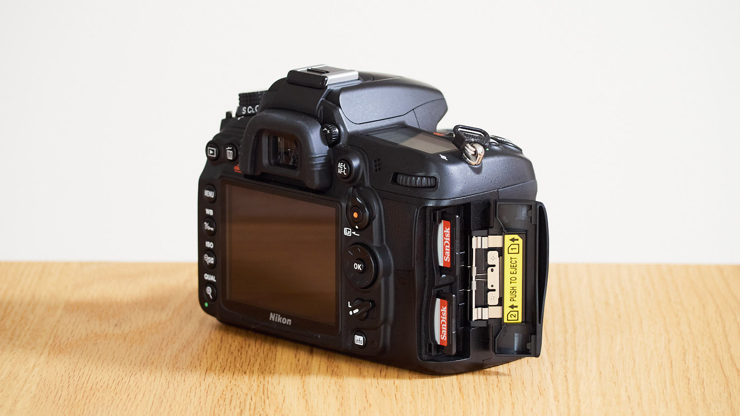 Nikon D7000｜SDカードダブルスロット
